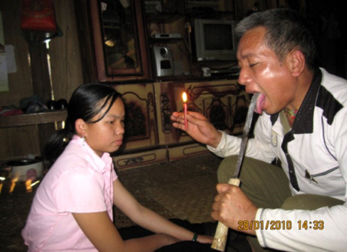 Tổng cộng hơn ba mươi lần dùng ống hút làm như vậy, ông lang đã rút ra được hơn 30 mảnh đạn súng kíp găm khắp người anh thanh niên dân tộc Thái. Không hề thấy có một vết máu nào xuất hiện, sắc mặt anh thanh niên đã bớt tím tái hơn. Tiếp đó, ông bảo người nhà đi xuống bếp lấy con dao phay đang nung đỏ rực trong bếp lò. Cầm con dao đang cháy, ông thản nhiên lè lưỡi liếm vào sống dao và quay lại thổi phù vào mặt bệnh nhân. Anh bạn đồng nghiệp ngạc nhiên đến há hốc cả miệng khi mỗi lần ông lang liếm dao. Tổng cộng hơn ba mươi lần dùng ống hút làm như vậy, ông lang đã rút ra được hơn 30 mảnh đạn súng kíp găm khắp người anh thanh niên dân tộc Thái. Không hề thấy có một vết máu nào xuất hiện, sắc mặt anh thanh niên đã bớt tím tái hơn. Tiếp đó, ông bảo người nhà đi xuống bếp lấy con dao phay đang nung đỏ rực trong bếp lò. Cầm con dao đang cháy, ông thản nhiên lè lưỡi liếm vào sống dao và quay lại thổi phù vào mặt bệnh nhân. Anh bạn đồng nghiệp ngạc nhiên đến há hốc cả miệng khi mỗi lần ông lang liếm dao.