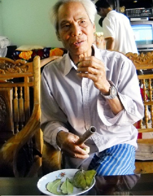 Ông Bùi Hồng Thái (73 tuổi), trú tại Châu Sơn, Thạch Bình, Thạch Thành, Thanh Hóa là “dị nhân” nổi tiếng với biệt tài chữa rắn độc cắn. Ông Bùi Hồng Thái vốn là một nhà giáo về hưu, trước đây ông học ngành sư phạm chứ không phải là ngành y. Sau khi ra trường ông làm ở phòng giáo dục huyện Thạch Thành và được bổ nhiệm làm Hiệu trưởng ở nhiều trường THCS, tiểu học trong huyện. Mãi năm 1988, ông mới nghỉ hưu khi đang giữ chức vụ Phó hiệu trưởng Trường tiểu học Thạch Cẩm. Mặc dù đã cứu nhiều người thoát khỏi tay thần chết nhưng chưa bao giờ ông Thái màng đến danh lợi hay hậu tạ của gia đình nạn nhân. Với ông Thái, chữa rắn cắn ông không xem là một nghề mưu sinh mà đó là cái tâm làm phúc, cứu người. Những người đưa người thân bị rắn cắn đến nhờ ông cứu không được nhắc đến chuyện trả ơn. Ông chỉ coi như họ gặp nạn đến xin thuốc của tổ tiên mình nên nhiệt tình giúp chứ không màng đến vật chất. Người thành tâm thì mua một chai rượu, lạng chè và vài quả cau trầu để thắp hương dâng lên Thánh sư, tổ tiên của ông là được. Ông Bùi Hồng Thái (73 tuổi), trú tại Châu Sơn, Thạch Bình, Thạch Thành, Thanh Hóa là “dị nhân” nổi tiếng với biệt tài chữa rắn độc cắn. Ông Bùi Hồng Thái vốn là một nhà giáo về hưu, trước đây ông học ngành sư phạm chứ không phải là ngành y. Sau khi ra trường ông làm ở phòng giáo dục huyện Thạch Thành và được bổ nhiệm làm Hiệu trưởng ở nhiều trường THCS, tiểu học trong huyện. Mãi năm 1988, ông mới nghỉ hưu khi đang giữ chức vụ Phó hiệu trưởng Trường tiểu học Thạch Cẩm. Mặc dù đã cứu nhiều người thoát khỏi tay thần chết nhưng chưa bao giờ ông Thái màng đến danh lợi hay hậu tạ của gia đình nạn nhân. Với ông Thái, chữa rắn cắn ông không xem là một nghề mưu sinh mà đó là cái tâm làm phúc, cứu người. Những người đưa người thân bị rắn cắn đến nhờ ông cứu không được nhắc đến chuyện trả ơn. Ông chỉ coi như họ gặp nạn đến xin thuốc của tổ tiên mình nên nhiệt tình giúp chứ không màng đến vật chất. Người thành tâm thì mua một chai rượu, lạng chè và vài quả cau trầu để thắp hương dâng lên Thánh sư, tổ tiên của ông là được.