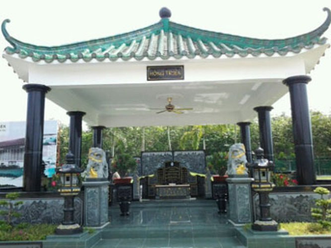 Nằm ở vị trí đắc đạo, cạnh mặt tiền ngay lối dẫn vào khu nghĩa trang có cái tên rất kêu: “Sơn Trang Tiên Cảnh”, trên địa bàn xã Trường Thọ, huyện Hòa Thành, tỉnh Tây Ninh, ngôi mộ của bà T.K.P (SN 1946, ngụ quận Tân Phú, TP.HCM), một đại gia từng gây xôn xao dư luận với cái chết đột ngột, để lại 1000 tỷ đồng. Bề ngoài, ngay trước nhà mồ của bà P. là một vườn hoa, cây cảnh được cắt tỉa gọn gàng. Mái vòm của nhà mồ thiết kế theo kiểu đình nghỉ mát mái gối thủy tinh nhã lệ, kiểu nhà khí thế sang trọng, lăng mộ khắc đá giả cổ đầy phong cách nghệ thuật. Nằm ở vị trí đắc đạo, cạnh mặt tiền ngay lối dẫn vào khu nghĩa trang có cái tên rất kêu: “Sơn Trang Tiên Cảnh”, trên địa bàn xã Trường Thọ, huyện Hòa Thành, tỉnh Tây Ninh, ngôi mộ của bà T.K.P (SN 1946, ngụ quận Tân Phú, TP.HCM), một đại gia từng gây xôn xao dư luận với cái chết đột ngột, để lại 1000 tỷ đồng. Bề ngoài, ngay trước nhà mồ của bà P. là một vườn hoa, cây cảnh được cắt tỉa gọn gàng. Mái vòm của nhà mồ thiết kế theo kiểu đình nghỉ mát mái gối thủy tinh nhã lệ, kiểu nhà khí thế sang trọng, lăng mộ khắc đá giả cổ đầy phong cách nghệ thuật.