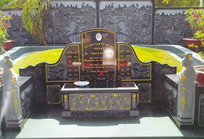 Ngoài ra điểm nổi bật nhất của nhà mồ chính là bức tranh phong cảnh, được chạm khắc tinh xảo, nhiều họa tiết, cảnh vật trên bức tranh bằng đá hoa cương dài 2m. Phía xung quanh các bức tường bên trong, tất cả cũng đều được chạm khắc tranh phong cảnh. Trong ảnh: Dàn hoa bonsai, cây cối được những người coi mộ cắt tỉa cẩn thận. Những đồ trang trí này theo ước tính cũng đã ngót nghét trên 1 tỷ đồng, chưa kể tiền chi phí xây dựng. Nếu ai đó có tận mắt chứng kiến ngôi mộ này, nói chính xác ra theo cách gọi của chủ đầu tư thì đó là nhà mồ, đều phải ngỡ ngàng trước cảnh bài trí tỉ mỉ. Bức tranh phong cảnh được chạm khắc tinh xảo với đầy đủ các họa tiết. Ngoài ra điểm nổi bật nhất của nhà mồ chính là bức tranh phong cảnh, được chạm khắc tinh xảo, nhiều họa tiết, cảnh vật trên bức tranh bằng đá hoa cương dài 2m. Phía xung quanh các bức tường bên trong, tất cả cũng đều được chạm khắc tranh phong cảnh. Trong ảnh: Dàn hoa bonsai, cây cối được những người coi mộ cắt tỉa cẩn thận. Những đồ trang trí này theo ước tính cũng đã ngót nghét trên 1 tỷ đồng, chưa kể tiền chi phí xây dựng. Nếu ai đó có tận mắt chứng kiến ngôi mộ này, nói chính xác ra theo cách gọi của chủ đầu tư thì đó là nhà mồ, đều phải ngỡ ngàng trước cảnh bài trí tỉ mỉ. Bức tranh phong cảnh được chạm khắc tinh xảo với đầy đủ các họa tiết.