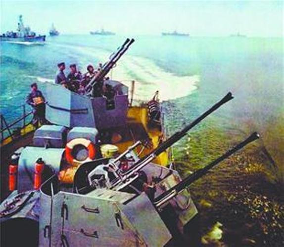 Trước âm mưu của Bắc Kinh xâm chiếm quần đảo Hoàng Sa ngày càng lộ rõ, theo tài liệu tuyên truyền của Tân Hoa Xã, ngày 15/1/1974 chính thể miền nam Việt Nam lúc đó đã phái 3 tàu khu trục và một tàu hộ vệ ra nhóm đảo Lưỡi Liềm (gồm Trăng Khuyết và Nguyệt Thiềm) mà phía Trung Quốc gọi là Vĩnh Lạc thuộc quần đảo Hoàng Sa để tăng cường phòng thủ và dội pháo vào đảo Hữu Nhật (phía Trung Quốc gọi là Cam Tuyền), nơi phía Trung Quốc vừa cắm trộm cờ. Trước âm mưu của Bắc Kinh xâm chiếm quần đảo Hoàng Sa ngày càng lộ rõ, theo tài liệu tuyên truyền của Tân Hoa Xã, ngày 15/1/1974 chính thể miền nam Việt Nam lúc đó đã phái 3 tàu khu trục và một tàu hộ vệ ra nhóm đảo Lưỡi Liềm (gồm Trăng Khuyết và Nguyệt Thiềm) mà phía Trung Quốc gọi là Vĩnh Lạc thuộc quần đảo Hoàng Sa để tăng cường phòng thủ và dội pháo vào đảo Hữu Nhật (phía Trung Quốc gọi là Cam Tuyền), nơi phía Trung Quốc vừa cắm trộm cờ.