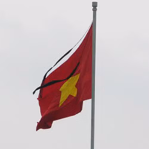 UBTVQH cho ý kiến về việc ban hành Nghị định quy định tổ chức Quốc tang trong trường hợp thiên tai, thảm họa đặc biệt nghiêm trọng, gây thiệt hại lớn tính mạng của nhân dân. Tại tờ trình Chính phủ, Bộ trưởng VHTT&DL Hoàng Tuấn Anh cho biết, tổ chức Lễ quốc tang trong trường hợp thiên tai, thảm họa đặc biệt nghiêm trọng, gây thiệt hại lớn tính mạng của nhân dân nhằm thể hiện sự quan tâm của Đảng, Nhà nước và nhân dân trước tổn thất lớn, đặc biệt nghiêm trọng về tính mạng của nhân dân. Theo đó, “Lễ Quốc tang trong trường hợp thiên tai, thảm họa đặc biệt nghiêm trọng, gây thiệt hại lớn đến tính mạng của nhân dân nên tổ chức dưới hình thức lễ tưởng niệm, đảm bảo tính trang trọng, mang ý nghĩa nhân văn sâu sắc, phân biệt với hình thức tổ chức quốc tang đối với cá nhân là lãnh đạo Đảng, Nhà nước. Cách thức tổ chức lễ tưởng niệm nên đơn giản, phù hợp với chủ trương đảm bảo an toàn, trang trọng, tiết kiệm, hiệu quả, tránh phô trương lãng phí” - Chủ nhiệm Ủy ban VH,GD,TN,TN&NĐ, ông Đào Trọng Thi nêu quan điểm của Thường trực ủy ban.