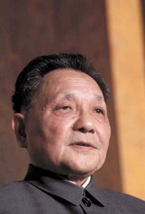 1. Theo tuyên truyền của Tân Hoa Xã, trong trận hải chiến này 4 chiến hạm Trung Quốc bị bắn trúng, 18 lính Trung Quốc bị bắn chết, 67 lính bị thương. Đặng Tiểu Bình được Tân Hoa Xã miêu tả, lúc đó đang “ngồi hút thuốc thơm” tại sở chỉ huy Bắc Kinh, sau khi nghe báo cáo tình hình đã chỉ thị cho đại quân khu Quảng Châu tiếp tục đánh chiếm các đảo Hoàng Sa, Hữu Nhật và Quang Ảnh. Cũng trong bài báo này, Tân Hoa Xã cho biết, sáng sớm ngày 14/3/1988 quân Trung Quốc đã bất ngờ tấn công Đá Gạc Ma trong quần đảo Trường Sa thuộc chủ quyền Việt Nam và chiếm đoạt bãi đá này. Từ năm 1988 đến nay, quân Trung Quốc đặt lực lượng chốt giữ tại đây để phục vụ âm mưu độc chiếm biển Đông thành ao nhà. Ảnh: Đặng Tiểu Bình. 1. Theo tuyên truyền của Tân Hoa Xã, trong trận hải chiến này 4 chiến hạm Trung Quốc bị bắn trúng, 18 lính Trung Quốc bị bắn chết, 67 lính bị thương. Đặng Tiểu Bình được Tân Hoa Xã miêu tả, lúc đó đang “ngồi hút thuốc thơm” tại sở chỉ huy Bắc Kinh, sau khi nghe báo cáo tình hình đã chỉ thị cho đại quân khu Quảng Châu tiếp tục đánh chiếm các đảo Hoàng Sa, Hữu Nhật và Quang Ảnh. Cũng trong bài báo này, Tân Hoa Xã cho biết, sáng sớm ngày 14/3/1988 quân Trung Quốc đã bất ngờ tấn công Đá Gạc Ma trong quần đảo Trường Sa thuộc chủ quyền Việt Nam và chiếm đoạt bãi đá này. Từ năm 1988 đến nay, quân Trung Quốc đặt lực lượng chốt giữ tại đây để phục vụ âm mưu độc chiếm biển Đông thành ao nhà. Ảnh: Đặng Tiểu Bình.