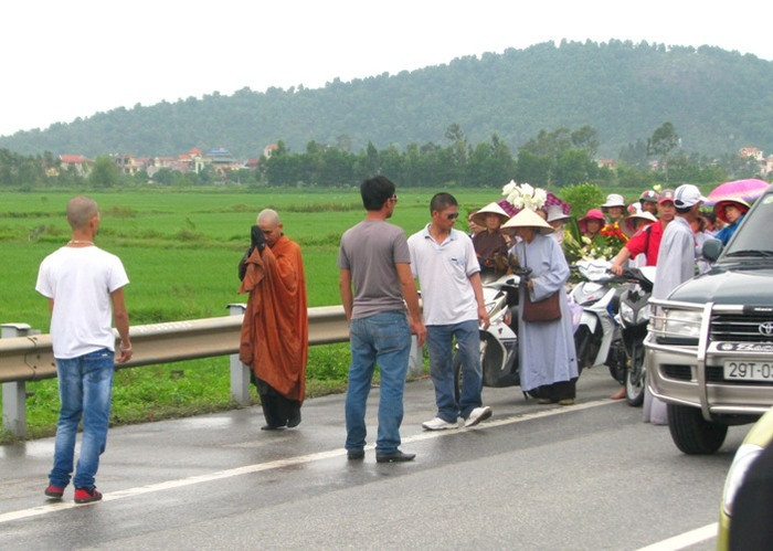 Dòng Phật tử nối đuôi nhau đi phía sau nhà sư để tỏ lòng thành kính. Xung quanh Đại đức Thích Tâm Mẫn có nhiều người mặc thường phục, đầu cạo trọc tháp tùng. Theo chứng kiến của phóng viên, người dân hiếu kỳ ở địa phương phải đứng cách xa nhà sư ít nhất 100m về phía trước. Bất kì ai đến gần đều bị một số người có gương mặt bặm trợn đánh đuổi bằng nắm đấm và dùi cui. Dòng Phật tử nối đuôi nhau đi phía sau nhà sư để tỏ lòng thành kính. Xung quanh Đại đức Thích Tâm Mẫn có nhiều người mặc thường phục, đầu cạo trọc tháp tùng. Theo chứng kiến của phóng viên, người dân hiếu kỳ ở địa phương phải đứng cách xa nhà sư ít nhất 100m về phía trước. Bất kì ai đến gần đều bị một số người có gương mặt bặm trợn đánh đuổi bằng nắm đấm và dùi cui.