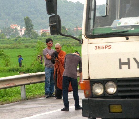 Sự phát nguyện khổ hạnh của nhà sư đã khiến cho các Phật tử địa phương hết sức xúc động. Sự phát nguyện khổ hạnh của nhà sư đã khiến cho các Phật tử địa phương hết sức xúc động.