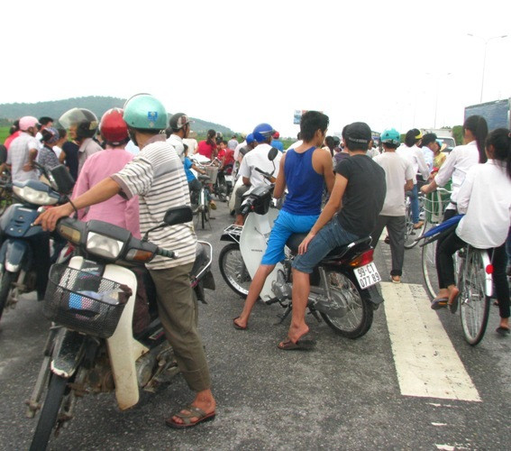 Người dân địa phương chỉ dám nhìn nhà sư "nhất bộ nhất bái" từ xa. Người dân địa phương chỉ dám nhìn nhà sư "nhất bộ nhất bái" từ xa.