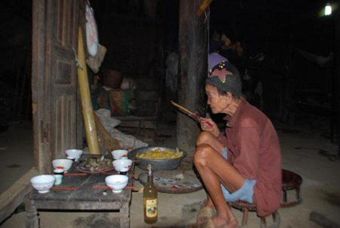 Thầy cúng Bàn Văn Phiêm, 107 tuổi là một thầy Mo người Hòa Bình, xưa nay nổi tiếng với thuật chữa bệnh hết sức huyền bí. Đại lão thầy cúng ở xóm Lài, xóm người Dao, với 15 hộ nằm chót vót nơi đỉnh núi, thông với thế giới bên ngoài bằng con đường độc đạo rộng chừng gang tay đầy vách cao, vực thẳm. Nhà ông Phiêm nghèo như bao nhà khác, vách gỗ, mái bờ lô, gà vịt có một hai chục con, lợn có hai con, đủ dùng khi giỗ chạp, đãi đằng khách khứa. Tôi bắt gặp bà Lý Thị Lún 60 tuổi cùng đứa cháu gái 7 tuổi đi bộ luồn rừng, vượt núi từ Xuân Đài (Tân Sơn, Phú Thọ) sang hút bệnh đau lưng, nhức đầu. Bà bảo, ông Phiêm hút ra được một hòn đen nhánh như than. 17 tuổi, ông Phiêm lấy vợ, sinh 12 người con. Gia đình ông hiện có 5 thế hệ gồm ông, con, cháu, chắt, chút. Năm 1978 vợ đầu mất, ông tục huyền với một phụ nữ khác. Bà hai mới mất hồi tháng 5 năm 2012, thọ 95 tuổi. Thầy cúng Bàn Văn Phiêm, 107 tuổi là một thầy Mo người Hòa Bình, xưa nay nổi tiếng với thuật chữa bệnh hết sức huyền bí. Đại lão thầy cúng ở xóm Lài, xóm người Dao, với 15 hộ nằm chót vót nơi đỉnh núi, thông với thế giới bên ngoài bằng con đường độc đạo rộng chừng gang tay đầy vách cao, vực thẳm. Nhà ông Phiêm nghèo như bao nhà khác, vách gỗ, mái bờ lô, gà vịt có một hai chục con, lợn có hai con, đủ dùng khi giỗ chạp, đãi đằng khách khứa. Tôi bắt gặp bà Lý Thị Lún 60 tuổi cùng đứa cháu gái 7 tuổi đi bộ luồn rừng, vượt núi từ Xuân Đài (Tân Sơn, Phú Thọ) sang hút bệnh đau lưng, nhức đầu. Bà bảo, ông Phiêm hút ra được một hòn đen nhánh như than. 17 tuổi, ông Phiêm lấy vợ, sinh 12 người con. Gia đình ông hiện có 5 thế hệ gồm ông, con, cháu, chắt, chút. Năm 1978 vợ đầu mất, ông tục huyền với một phụ nữ khác. Bà hai mới mất hồi tháng 5 năm 2012, thọ 95 tuổi.