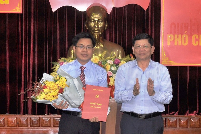 Ban Thường vụ Thành ủy Đà Nẵng công bố quyết định bổ nhiệm ông Nguyễn Đức Hoàng giữ chức vụ Phó Chánh Văn phòng Thành ủy Đà Nẵng. Ảnh: TH Ban Thường vụ Thành ủy Đà Nẵng công bố quyết định bổ nhiệm ông Nguyễn Đức Hoàng giữ chức vụ Phó Chánh Văn phòng Thành ủy Đà Nẵng. Ảnh: TH