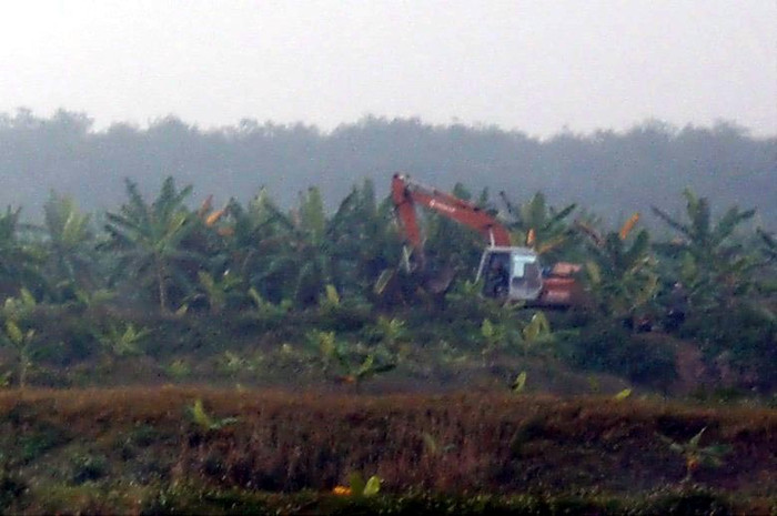 Nhà ông Vươn, ông Quý bị phá bằng máy xúc sau vụ cưỡng chế Nhà ông Vươn, ông Quý bị phá bằng máy xúc sau vụ cưỡng chế