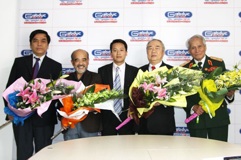 Ngày 6/2/2012 vừa qua, Báo điện tử Giáo dục Việt Nam đã tổ chức cuộc giao lưu trực tuyến về vụ cưỡng chế này. Khách mời bao gồm: Đại tướng Lê Đức Anh, Trung tướng Nguyễn Quốc Thước; ông Vũ Mão, nguyên Chủ nhiệm Văn phòng Quốc hội; GS. Đặng Hùng Võ, nguyên Thứ trưởng Bộ Tài nguyên – Môi trường và Luật sư Phan Thanh Bình.