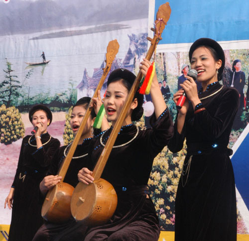 Những cô gái dân tộc Tày bên đàn then