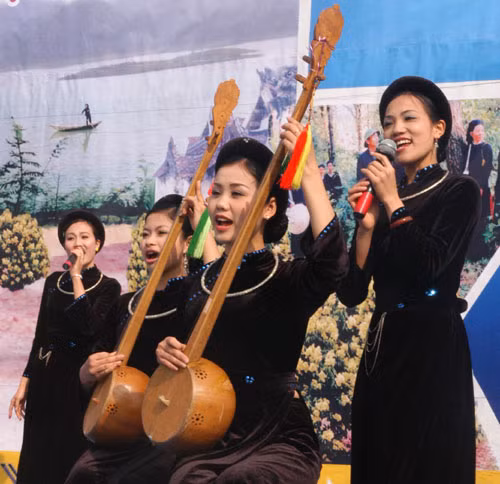 Những cô gái dân tộc Tày bên đàn then