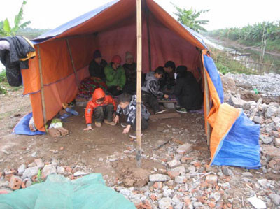 Sau nhiều lần tha thiết đề nghị, vợ con ông Vươn, ông Quý mới được dựng tạm một túp lều nhỏ để ăn Tết.