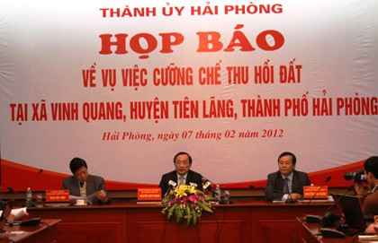 7/2/2012, UBND tp. Hải Phòng đã họp báo về vụ cưỡng chế. Tại đây, Phó bí thư, Chủ tịch UBND huyện Tiên Lãng Lê Văn Hiền và Phó chủ tịch UBND huyện Tiên Lãng Nguyễn Văn Khanh, người trực tiếp lãnh đạo tổ chức cưỡng chế thu hồi đất, bị đình chỉ công tác để kiểm điểm trách nhiệm cá nhân. Ngoài ra, các ông Lê Văn Mải, Trưởng công an huyện Tiên Lãng, Phạm Đăng Hoan, Bí thư Đảng ủy và Lê Thanh Liêm, Chủ tịch UBND xã Vinh Quang bị kiểm điểm, xử lý nghiêm khắc sau khi có kết luận về trách nhiệm cá nhân.