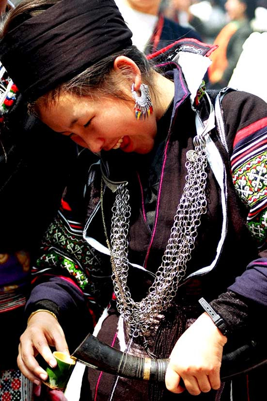 Rượu là một thức uống quen thuộc của các người đẹp vùng cao