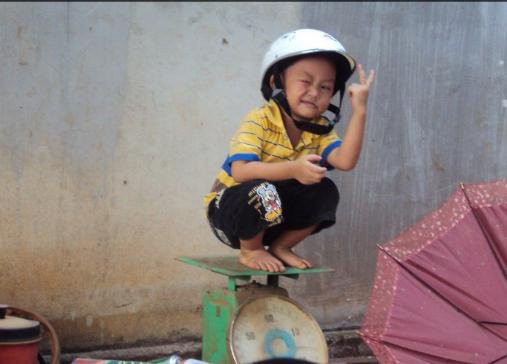 Tạo dáng với mũ bảo hiểm Tạo dáng với mũ bảo hiểm