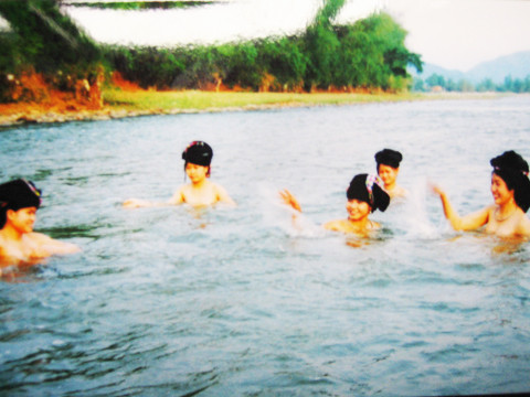 Mới nghe có vẻ như thô và phàm tục, nhưng với những người đã từng ở Tây Bắc. hoặc am hiểu văn hóa Thái thì cảnh con gái Thái tắm tiên là một phần không thể tách rời trong văn hóa Thái và nếu thiếu cảnh trữ tình, nên thơ ấy suối ngàn Tây Bắc sẽ kém đi vẻ lung linh huyền ảo. Tây Bắc sẽ phần nào kém đi vẻ đẹp dung dị, nhưng vô cùng lãng mạn, nên thơ. Mới nghe có vẻ như thô và phàm tục, nhưng với những người đã từng ở Tây Bắc. hoặc am hiểu văn hóa Thái thì cảnh con gái Thái tắm tiên là một phần không thể tách rời trong văn hóa Thái và nếu thiếu cảnh trữ tình, nên thơ ấy suối ngàn Tây Bắc sẽ kém đi vẻ lung linh huyền ảo. Tây Bắc sẽ phần nào kém đi vẻ đẹp dung dị, nhưng vô cùng lãng mạn, nên thơ.