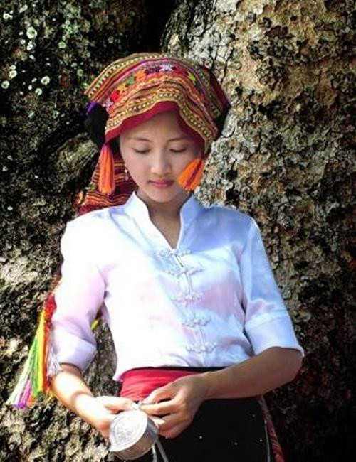 Các cô gái Thái ngay từ lúc còn nhỏ đã được các bà, các mẹ dạy cho cách thắt khăn nơi thắt lưng ‘”xài yêu” để có được thân hình tuyệt đẹp theo tiêu chí: “E” kiú manh po” – nghĩa là thắt đáy lưng con tò vò giống như thắt đáy lưng ong của các cô gái miền xuôi. Các cô gái Thái ngay từ lúc còn nhỏ đã được các bà, các mẹ dạy cho cách thắt khăn nơi thắt lưng ‘”xài yêu” để có được thân hình tuyệt đẹp theo tiêu chí: “E” kiú manh po” – nghĩa là thắt đáy lưng con tò vò giống như thắt đáy lưng ong của các cô gái miền xuôi.