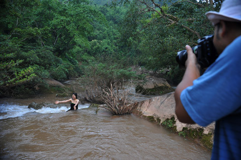 Người ta đi ngắm các cô gái Thái hòa mình với thiên nhiên đậm chất hoang sơ và huyền thoại như ngắm ánh bình minh trong sương sớm, ngắm hoa ban khoe sắc mùa xuân, hay thả hồn trong một tiếng chim lảnh lót đầu non. Người ta đi ngắm các cô gái Thái hòa mình với thiên nhiên đậm chất hoang sơ và huyền thoại như ngắm ánh bình minh trong sương sớm, ngắm hoa ban khoe sắc mùa xuân, hay thả hồn trong một tiếng chim lảnh lót đầu non.