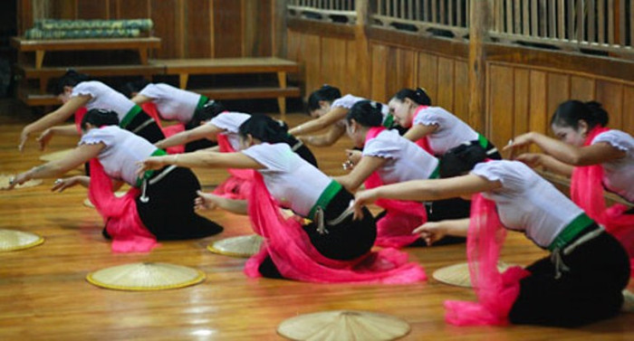 Không những thế, các cô còn rất giỏi trong những công việc nội trợ như làm ruộng, quay xa, thêu thùa, dệt vải, múa xòe. . . Không những thế, các cô còn rất giỏi trong những công việc nội trợ như làm ruộng, quay xa, thêu thùa, dệt vải, múa xòe. . .