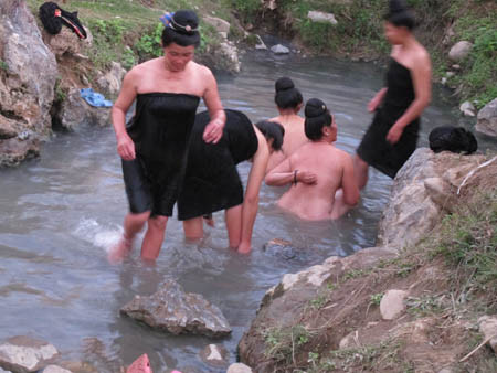 Nếu các chàng trai thường chọn nơi vực sâu, nước xiết để vẫy vùng thỏa sức trai. Thì các cô gái lại tìm nơi dòng chảy nông hơn, kín đáo. Các cô quay mặt vào bờ, ý tứ cởi cúc áo, chiếc váy lúc này được kéo cao che kín khuôn ngực thanh tân, lội xuống nước tới đâu váy được nâng dần lên đến đó. Nếu các chàng trai thường chọn nơi vực sâu, nước xiết để vẫy vùng thỏa sức trai. Thì các cô gái lại tìm nơi dòng chảy nông hơn, kín đáo. Các cô quay mặt vào bờ, ý tứ cởi cúc áo, chiếc váy lúc này được kéo cao che kín khuôn ngực thanh tân, lội xuống nước tới đâu váy được nâng dần lên đến đó.