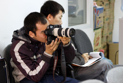 Cuộc Giao lưu trực tuyến thu hút rất đông sự tham gia của nhiều phóng viên từ nhiều cơ quan báo chí khác nhau tới theo dõi, tường thuật. Cuộc Giao lưu trực tuyến thu hút rất đông sự tham gia của nhiều phóng viên từ nhiều cơ quan báo chí khác nhau tới theo dõi, tường thuật.