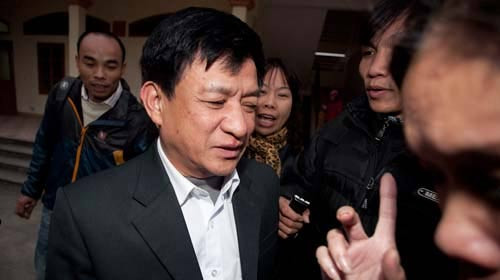 Ông Lê Văn Hiền, Chủ tịch UBND huyện Tiên Lãng đã nói trước báo chí vào ngày 12/1 rằng: "Việc lực lượng chức năng phá nhà ông Vươn là do các đối tượng cố thủ trong đó"