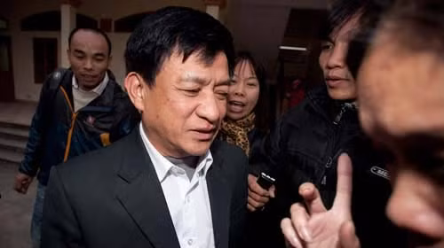 Ông Lê Văn Hiền, Chủ tịch UBND huyện Tiên Lãng đã nói trước báo chí vào ngày 12/1 rằng: "Việc lực lượng chức năng phá nhà ông Vươn là do các đối tượng cố thủ trong đó"