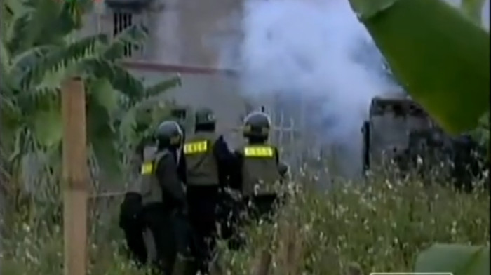 Tuy nhiên, vụ cưỡng chế lại gặp phải sự chống cự vo cùng quyết liệt từ phía gia đình ông Đoàn Văn Vươn. Khi lực lượng chức năng tiếp cận căn nhà ông Vươn, nơi trú của lực lượng chống cưỡng chế, những người trong nhà đã kích nổ mìn tự tạo, bắn súng hoa cải làm 6 cán bộ, chiến sĩ công an, bộ đội bị thương.