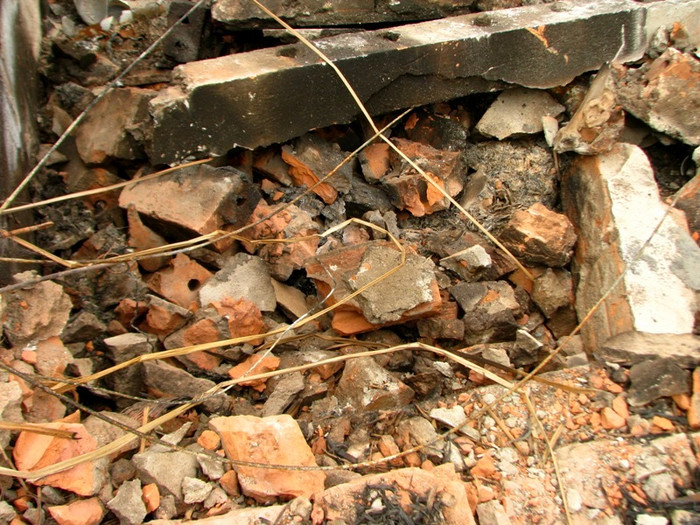 Sau vụ cưỡng chế, căn nhà của ông Đoàn Văn Quý (em ông Đoàn Văn Vươn) chỉ còn là một đống đổ nát.