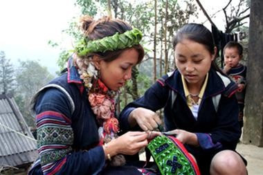 May vá là một trong nhiều kỹ năng mà một cô gái vùng cao phải học trước khi về nhà chồng