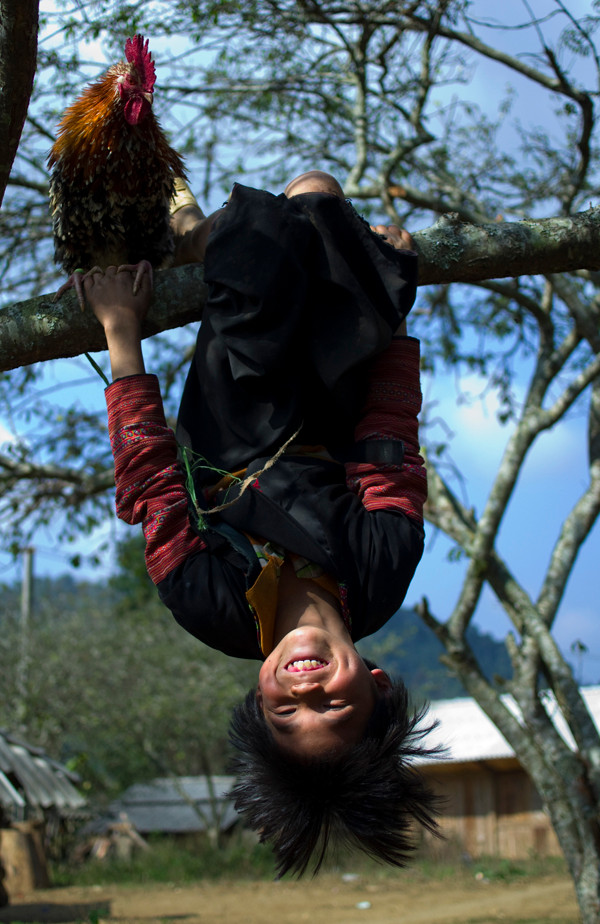 Trẻ con vùng cao có cuộc sống gần gũi với thiên nhiên