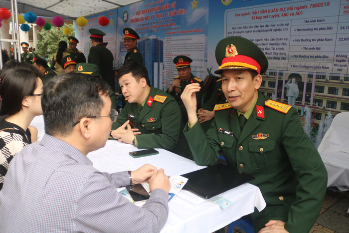 Đại tá Vũ Hồng Hà - Trưởng phòng Đào tạo, Học viện Hậu cần tư vấn cho phụ huynh. GDVN (1).jpg