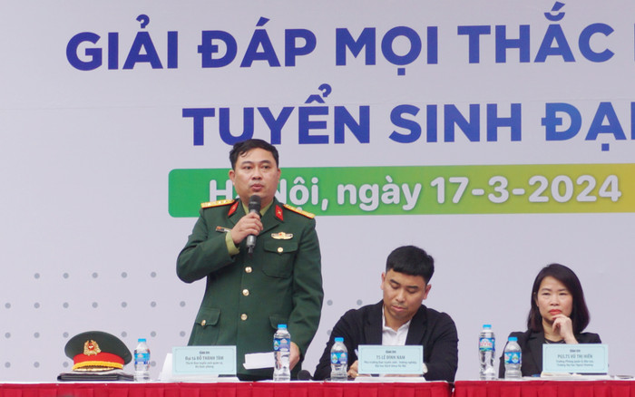 Đại tá Đỗ Thành Tâm - Thư ký Ban tuyển sinh quân sự, Bộ Quốc phòng giải đáp các thắc mắc cho thí sinh tại Ngày hội Tư vấn tuyển sinh - hướng nghiệp 2024 ở Hà Nội. GDVN (4).jpg