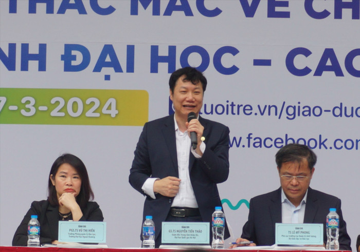 Giáo sư, Tiến sĩ Nguyễn Tiến Thảo, Giám đốc Trung tâm Khảo thí Đại học Quốc gia Hà Nội giải đáp thắc mắc cho thí sinh về kỳ thi đánh giá năng lực. DSC04164.JPG