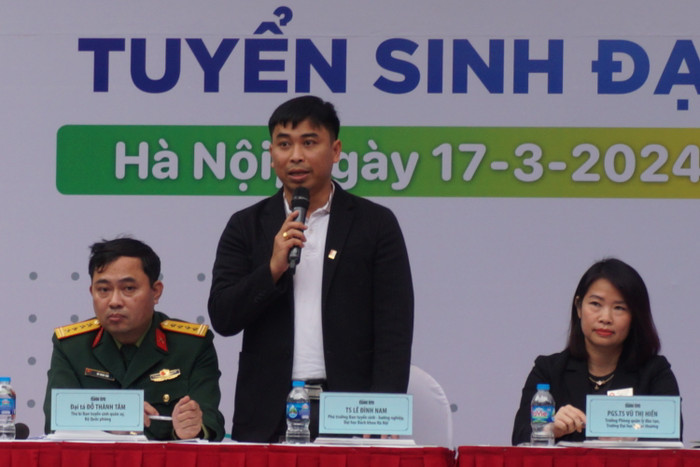 Phó Giáo sư, Tiến sĩ Vũ Duy Hải - Trưởng ban tuyển sinh - hướng nghiệp, Đại học Bách khoa Hà Nội đưa ra lưu ý cho thí sinh. DSC04215.JPG
