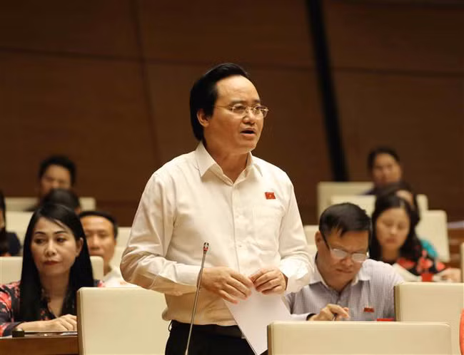 Bộ trưởng Phùng Xuân Nhạ giải trình các vấn đề giáo dục được các đại biểu Quốc hội và cử tri quan tâm (ảnh TTXVN).