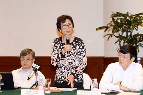 Bà Bùi Thị An cho rằng cần phải xử nghiêm những nơi xảy ra lạm thu nhiều (ảnh quochoi.vn).