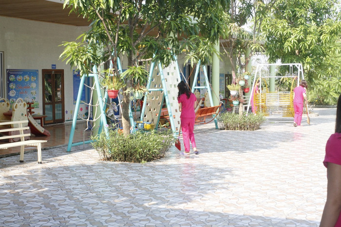 Ngôi trường trong mơ của trẻ em Thanh Chương nay vắng lặng tiếng cười của học sinh, hàng ngày các cô đến trường để chăm sóc vườn hoa, cây cảnh (ảnh Trinh Phúc). Ngôi trường trong mơ của trẻ em Thanh Chương nay vắng lặng tiếng cười của học sinh, hàng ngày các cô đến trường để chăm sóc vườn hoa, cây cảnh (ảnh Trinh Phúc).