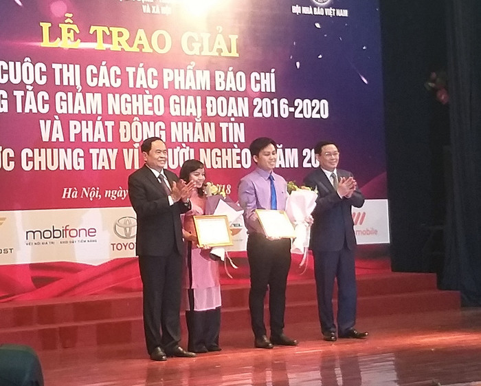 Phó Thủ tướng Vương Đình Huệ và Chủ tịch Ủy ban Trung ương Mặt trận Tổ quốc Việt Nam Trần Thanh Mẫn trao giải A cho các tác giả (ảnh Trinh Phúc). Phó Thủ tướng Vương Đình Huệ và Chủ tịch Ủy ban Trung ương Mặt trận Tổ quốc Việt Nam Trần Thanh Mẫn trao giải A cho các tác giả (ảnh Trinh Phúc).