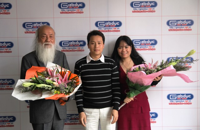 Nhà báo Bùi Ngọc Cải - Phó Tổng Biên tập Báo Giáo dục Việt Nam (giữa) thay mặt Ban Biên tập và độc giả đang giao lưu trân trọng gửi tới PGS Văn Như Cương và nhà văn Lê Hiệu những bó hoa thay cho lời cảm ơn chân thành. Nhà báo Bùi Ngọc Cải - Phó Tổng Biên tập Báo Giáo dục Việt Nam (giữa) thay mặt Ban Biên tập và độc giả đang giao lưu trân trọng gửi tới PGS Văn Như Cương và nhà văn Lê Hiệu những bó hoa thay cho lời cảm ơn chân thành.