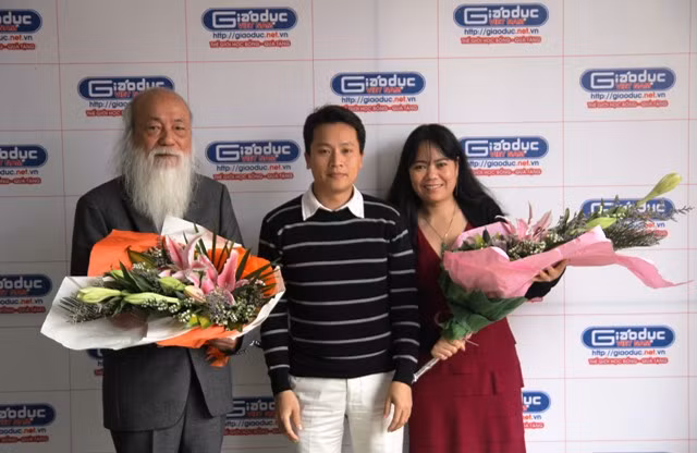 Nhà báo Bùi Ngọc Cải - Phó Tổng Biên tập Báo Giáo dục Việt Nam (giữa) thay mặt Ban Biên tập và độc giả đang giao lưu trân trọng gửi tới PGS Văn Như Cương và nhà văn Lê Hiệu những bó hoa thay cho lời cảm ơn chân thành.