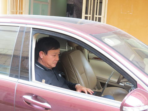 Dù đang bận công tác, nhưng vì độ nóng của vấn đề, TS Lê Đắc Sơn sẵn sàng trả lời giao lưu trực tuyến trên ô tô, trong khi nghỉ chân bên đường. Dù đang bận công tác, nhưng vì độ nóng của vấn đề, TS Lê Đắc Sơn sẵn sàng trả lời giao lưu trực tuyến trên ô tô, trong khi nghỉ chân bên đường.