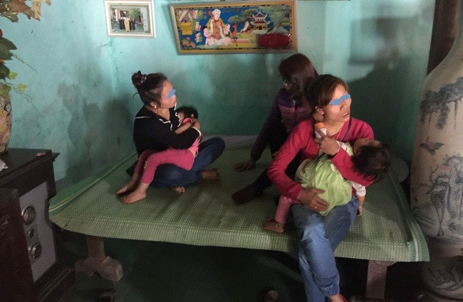Gia đình cháu bé bị cô giáo nhốt và quên trong nhà vệ sinh tại Trường mầm non Hương Sơn, Mỹ Đức, Hà Nội. Ảnh vtv.vn Gia đình cháu bé bị cô giáo nhốt và quên trong nhà vệ sinh tại Trường mầm non Hương Sơn, Mỹ Đức, Hà Nội. Ảnh vtv.vn