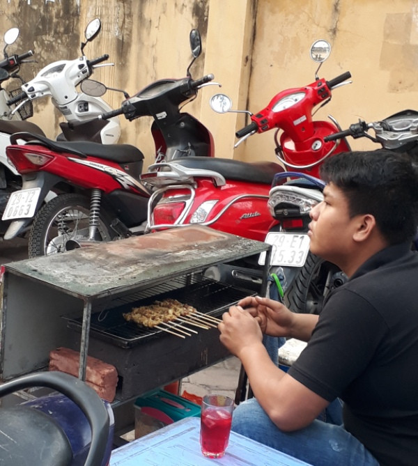 Không chỉ trông xe vào giờ cao điểm, không trang bị phương tiện phòng cháy, chữa cháy mà doanh nghiệp này còn bất chấp các quy định về phòng chống cháy, nổ khi ngang nhiên kinh doanh cả quán thịt xiên nướng ngay trong bãi đỗ xe. Ảnh Trần Việt. Không chỉ trông xe vào giờ cao điểm, không trang bị phương tiện phòng cháy, chữa cháy mà doanh nghiệp này còn bất chấp các quy định về phòng chống cháy, nổ khi ngang nhiên kinh doanh cả quán thịt xiên nướng ngay trong bãi đỗ xe. Ảnh Trần Việt.