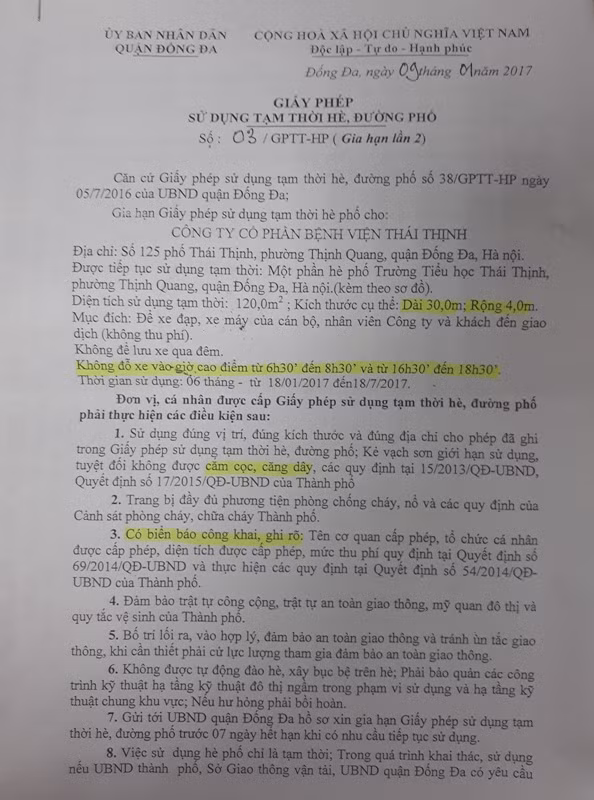 Giấy phép sử dụng tạm thời hè, đường phố do UBND quận Đống Đa cấp cho Công ty cổ phần bệnh viện Thái Thịnh. Ảnh Trần Việt.
