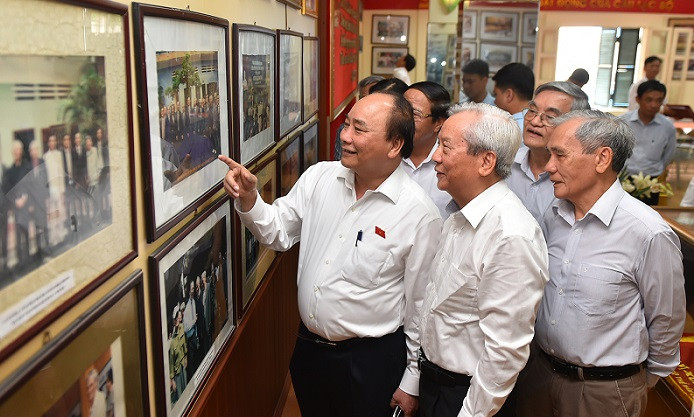 Thủ tướng và các cử tri Câu lạc bộ Bạch Đằng. Ảnh VGP.