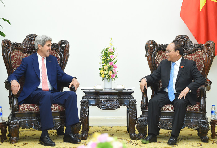 Thủ tướng đề nghị ông John Kerry đóng góp vào việc thúc đẩy quan hệ thương mại hai nước (ảnh Chinhphu.vn). Thủ tướng đề nghị ông John Kerry đóng góp vào việc thúc đẩy quan hệ thương mại hai nước (ảnh Chinhphu.vn).