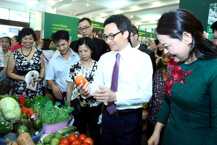 Phó Thủ tướng Vũ Đức Đam chia sẻ với các đại biểu đến dự hội nghị (ảnh chinhphu.vn). Phó Thủ tướng Vũ Đức Đam chia sẻ với các đại biểu đến dự hội nghị (ảnh chinhphu.vn).