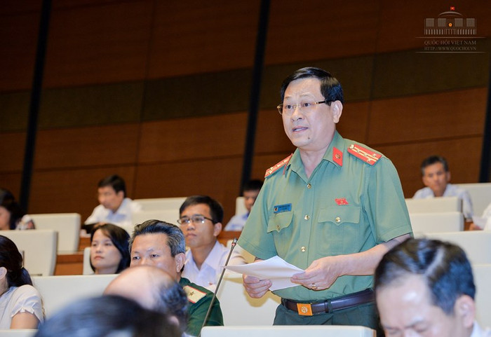 Đại biểu Quốc hội Nguyễn Hữu Cầu đoàn Nghệ An (ảnh nguồn quochoi.vn).